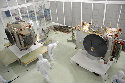 Одна из последних проверок «стереоблизнецов» во время подготовки к запуску (фото NASA/Jim Grossman).
