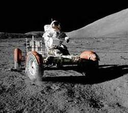 Выход на поверхность Луны во время экспедиции «Апполон-17» (фото NASA)