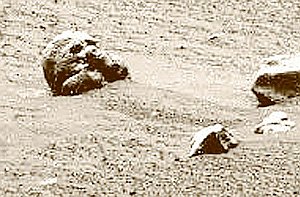 На Марсе подозрительно часто попадаются камни, похожие на головы.
