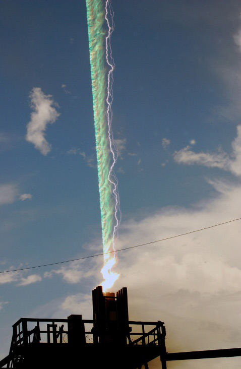 Так выглядит природная молния, спровоцированная запуском миниатюрной ракеты с разматывающейся проволокой (фото Dustin Hill/International Center for Lightning Research and Testing).