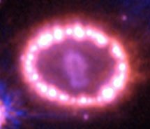 Снимки остатка сверхновой звезды 1987A, чем-то напоминающей горящую газовую конфорку, показывают, что никаких признаков образования нейтронной звезды, скрывающейся в его сердцевине, нет. Космический телескоп "Хаббл" передал это изображение в декабре 2004 года. Фото Гарвард-Смитсонианского астрофизического центра с сайта www.cfa.harvard.edu
